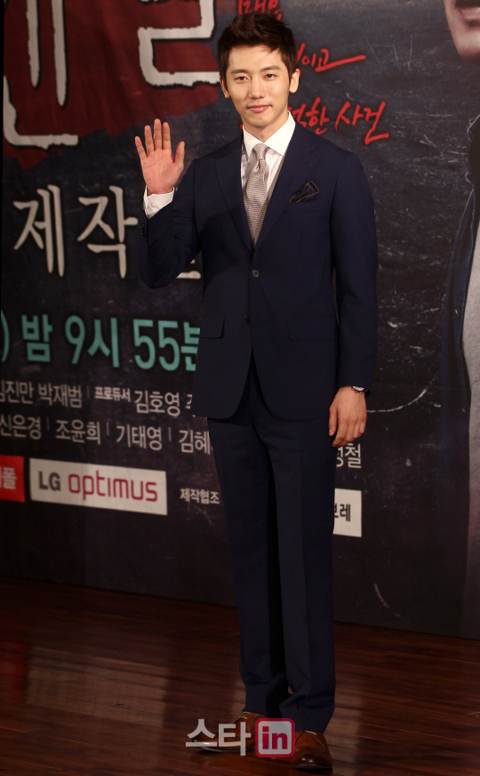 손인사 하는 기태영                                                                                                                                                                                