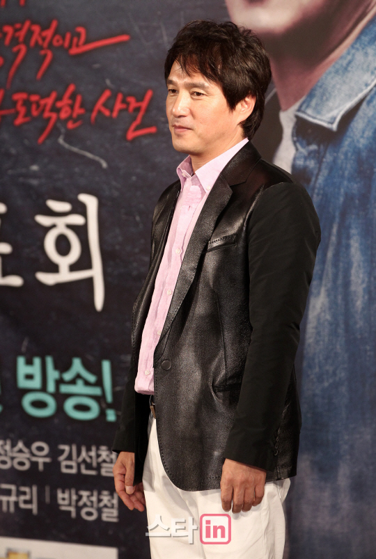 포즈 취하는 조재현                                                                                                                                                                                