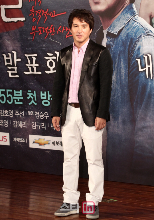 포즈 취하는 조재현                                                                                                                                                                                