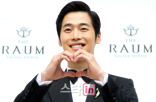 김재원 ''예비신부 향한 사랑의 하트''                                                                                                                                          