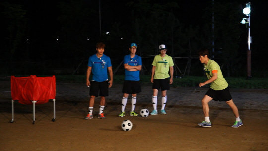 `런닝맨` 박지성 킥에 집중하는 유재석-김종국-지석진                                                                                                                                                