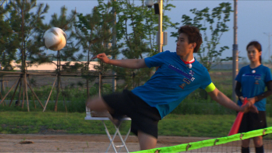 `런닝맨` 구자철, 족구도 축구 경기 못지 않게                                                                                                                                                       