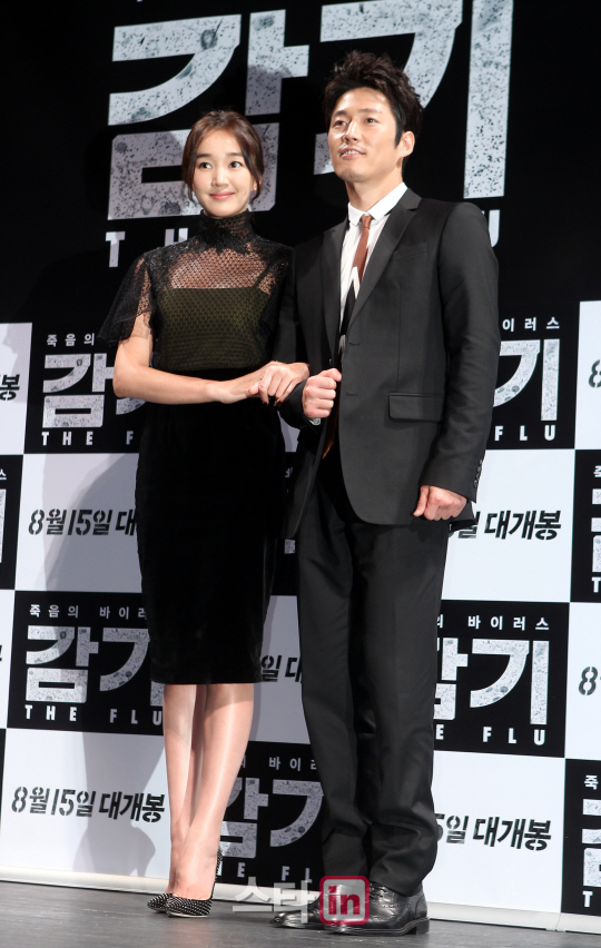 수애-장혁 ''레드카펫이 따로 없네''                                                                                                                                            