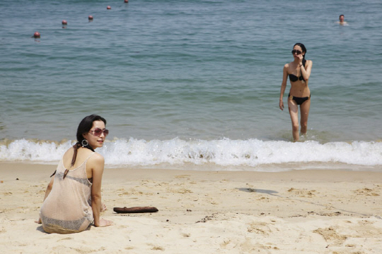 한고은, 언니와 비키니 입고 싱가포르 휴향지 즐겨                                                                                                                                                   