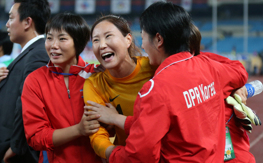  서로를 축하하는 남북 여자 선수들                                                                                                                                                                 