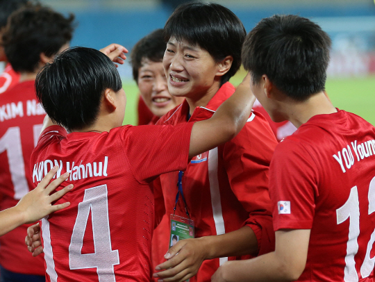  서로를 축하하는 남북 여자 선수들                                                                                                                                                                 