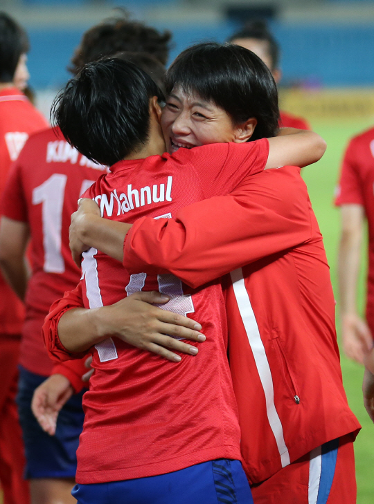  서로를 축하하는 남북 여자 선수들                                                                                                                                                                 