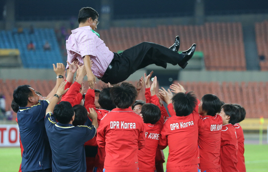  헹가래 받는 김광민 감독                                                                                                                                                                          