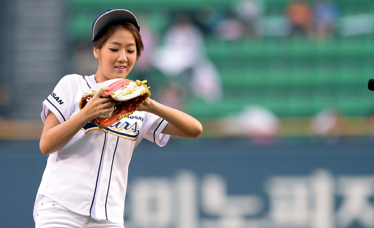  시구 위해 글러브 끼는 소유                                                                                                                                                                       