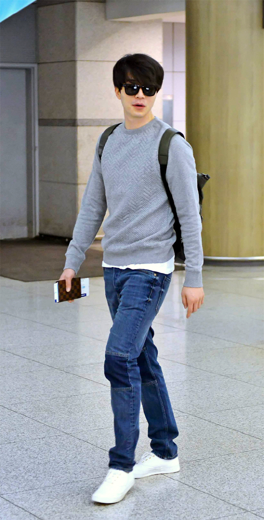 이동욱, 심플하고 감각적인 공항패션 선보여..                                                                                                                                                             