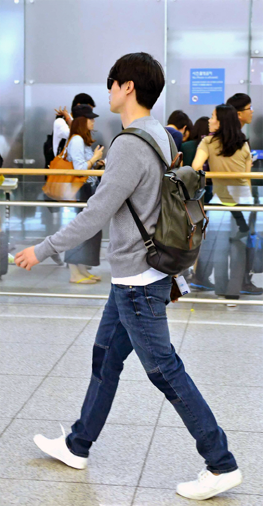 이동욱, 캐주얼 차림에도 돋보이는 `우월 기럭지`                                                                                                                                                    