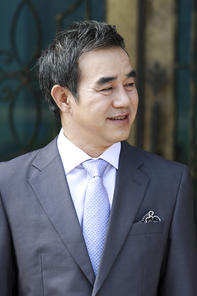 `상어` 조의선 (김규철)이 바라보며 웃는 곳은?                                                                                                                                                      