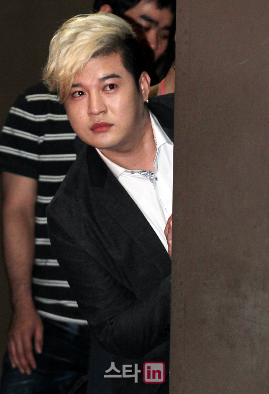 슈주 신동 '분위기 어떤가 볼까?'                                                                                                                                                         