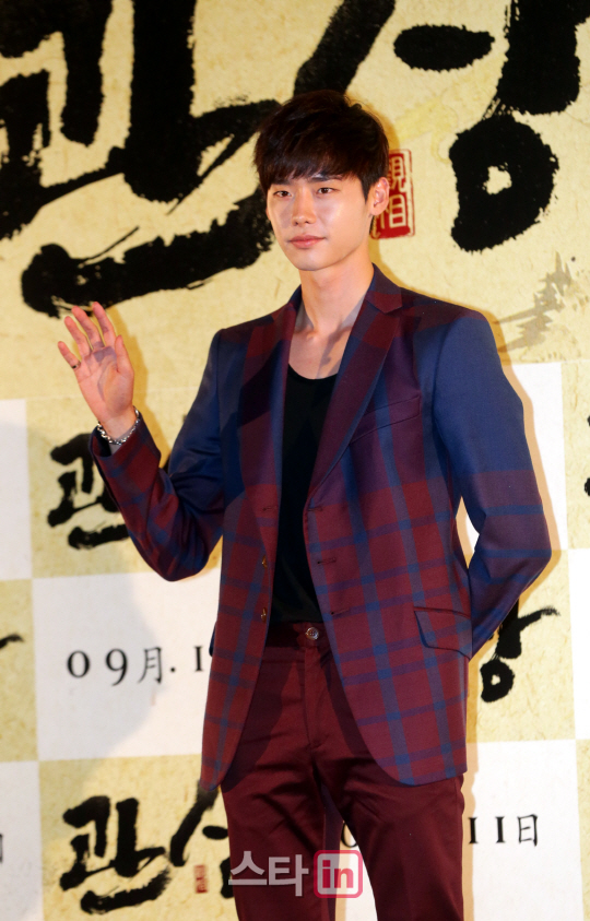 이종석 '가벼운 손인사'                                                                                                                                                                  