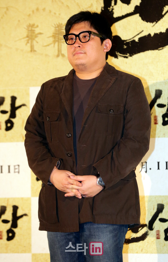 한재림 감독 '긴장되는 포토타임'                                                                                                                                                         