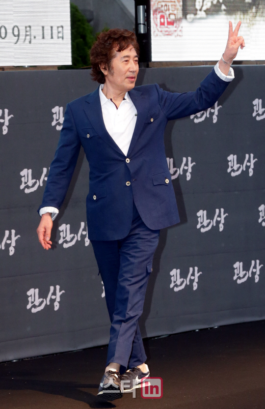 백윤식 '정장에 운동화?'                                                                                                                                                                 