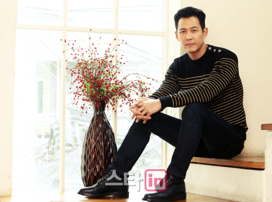 포즈 취하는 이정재                                                                                                                                                                                