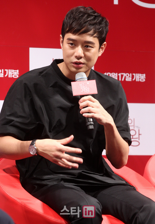 인사말 하는 천정명                                                                                                                                                                                