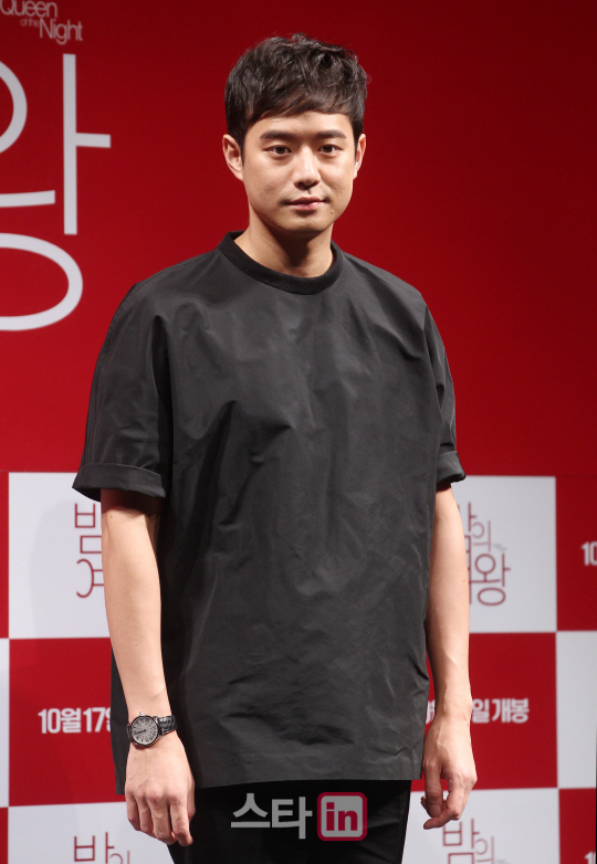 포즈 취하는 천정명                                                                                                                                                                                