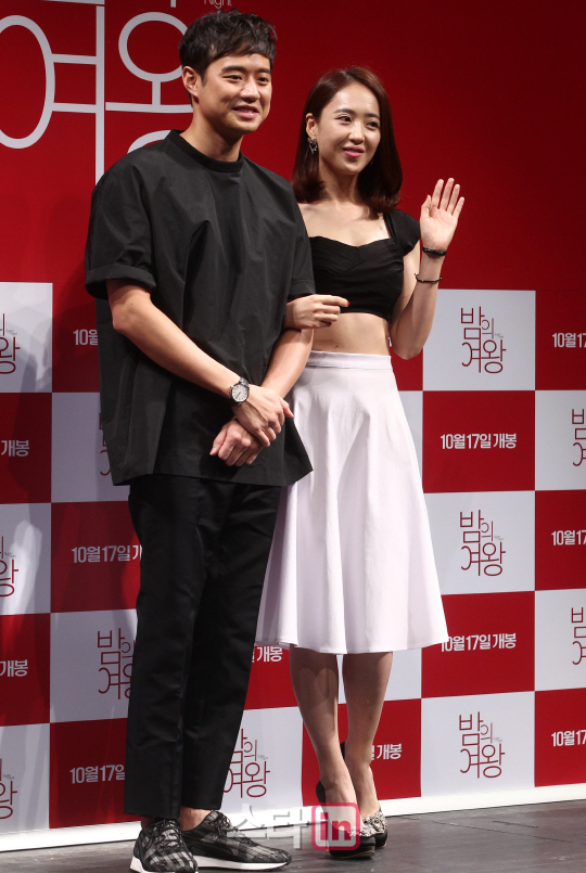 포즈 취하는 천정명과 김민정                                                                                                                                                                       