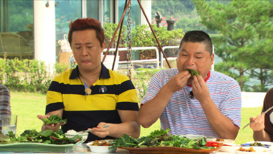 `강호동 vs 정준하` 쌈 누가 더 크게 싸먹나                                                                                                                                                         