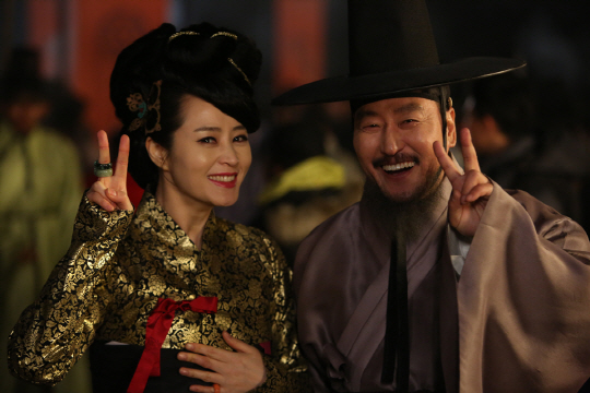 `관상` 홍일점 김혜수, 송강호와 즐겁게 `브이`                                                                                                                                                      