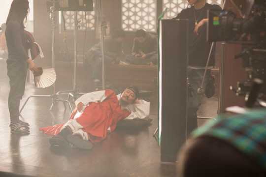 `관상` 송강호, 촬영장이 내 집 안방인냥 편안한 매력                                                                                                                                                