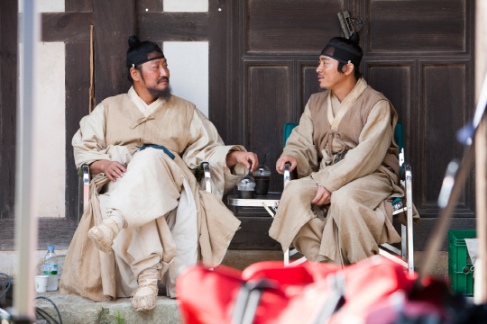 `관상` 송강호-조정석, 진지한 눈빛 주고 받는 최강 콤비                                                                                                                                             