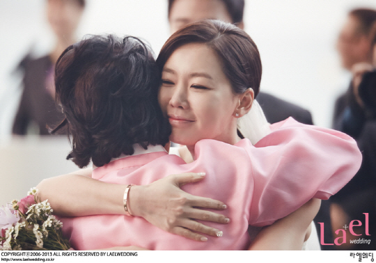 안선영 결혼 사진, 부모님과 감동의 포옹                                                                                                                                                            
