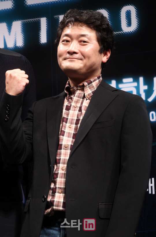 '열한시' 포즈 취하는 김현석 감독                                                                                                                                                        