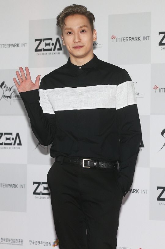  포즈 취하는 태헌                                                                                                                                                                                 