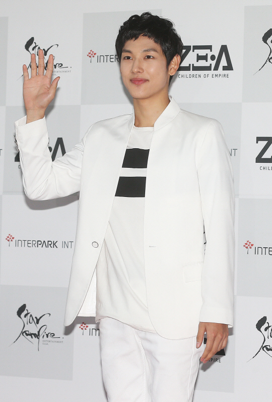  포즈 취하는 시완                                                                                                                                                                                 