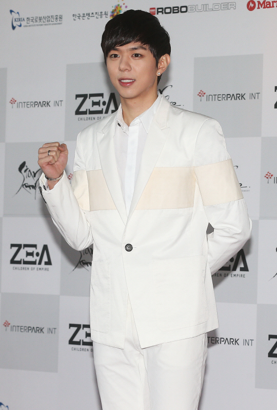  포즈 취하는 문준영                                                                                                                                                                               