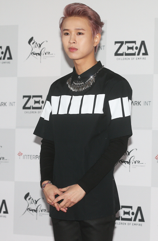  포즈 취하는 민우                                                                                                                                                                                 
