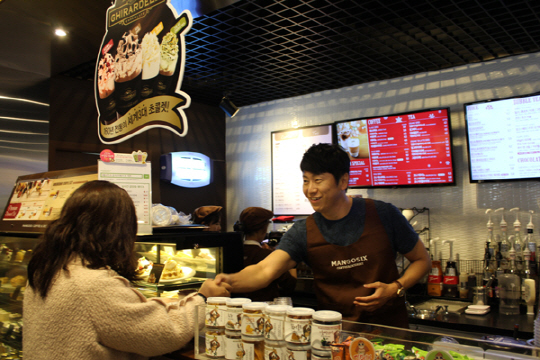 김수로 원주서 일일 바리스타 변신..'망고식스 앞치마 둘렀다'                                                                                                                                    