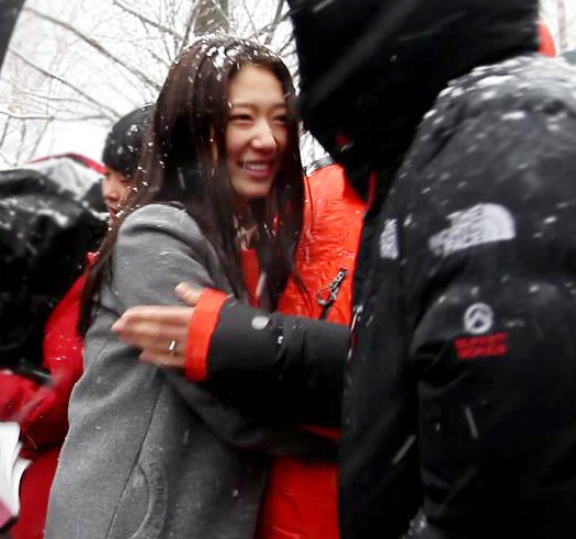 상속자들 마지막회 촬영장, 박신혜 스태프와 포옹 ‘훈훈’                                                                                                                                           