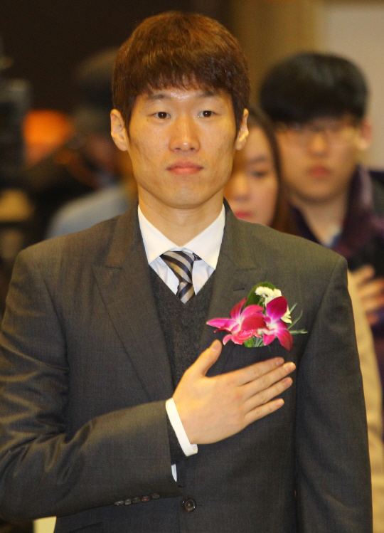  국민의례 갖는 박지성                                                                                                                                                                             