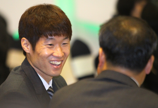  아버지와 대화 나누는 박지성                                                                                                                                                                      