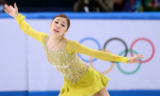 '김연아 쇼트 1위' 스타들 찬사 물결 "넘사벽 무대, 자랑스럽다"