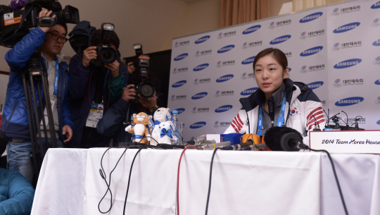  기자회견하는 김연아                                                                                                                                                                              