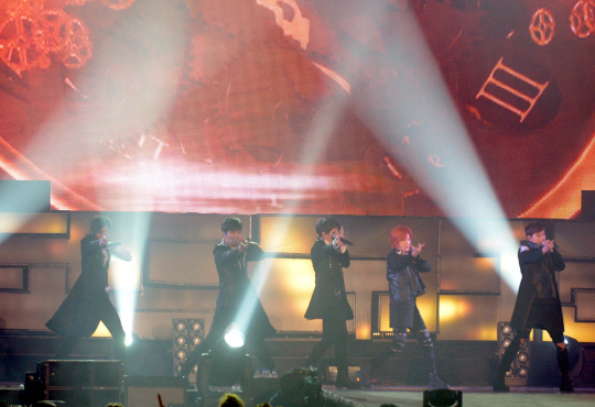 화려한 조명 아래 펼쳐지는 인피니트의 공연                                                                                                                                                               