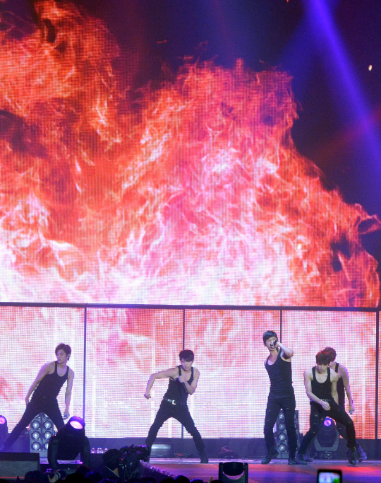 인피니트의 불꽃 같은 공연                                                                                                                                                                               