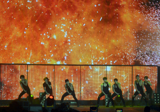 화려한 불꽃 속의 인피니트                                                                                                                                                                               