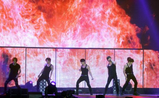 대세 아이돌 인피니트의 공연                                                                                                                                                                             