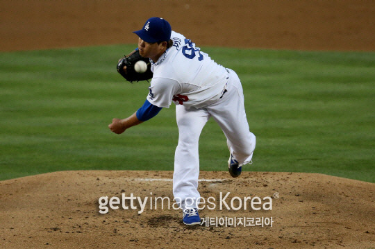 '첫승' 류현진 "슬라이더로 돌파구, 구대성과 재회 설레"