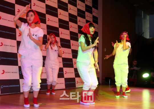 크레용팝 '찌르고 찌르고'                                                                                                                                                                