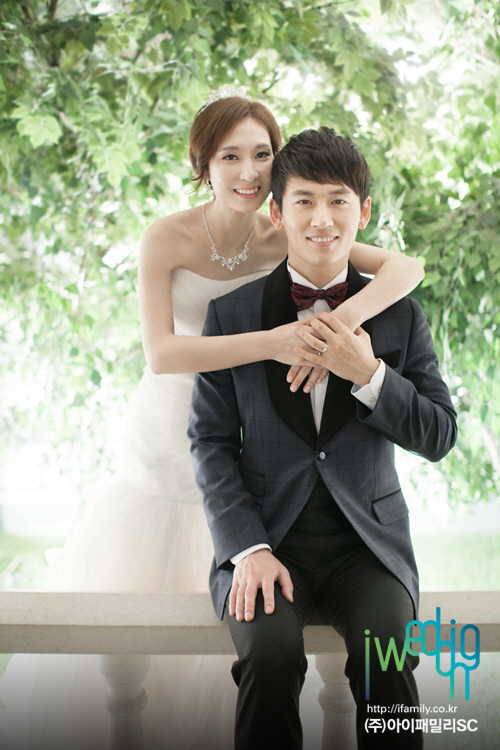 'VOS' 박지헌, 웨딩 화보 공개 '22년 만에 이룬 결혼'