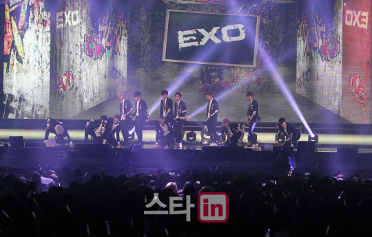 화끈한 엑소(EXO)의 무대                                                                                                                                                                           