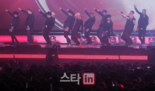 엑소 '남자들의 무대'                                                                                                                                                                    