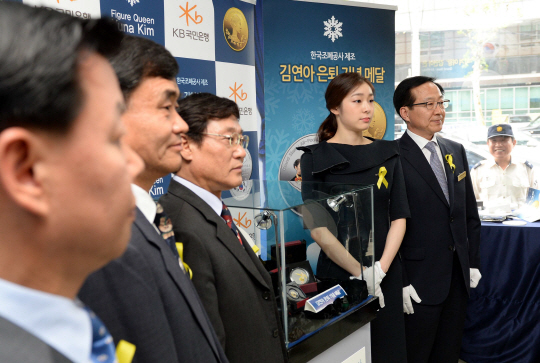 은퇴 메달 앞에서 포즈취하는 김연아                                                                                                                                                                      